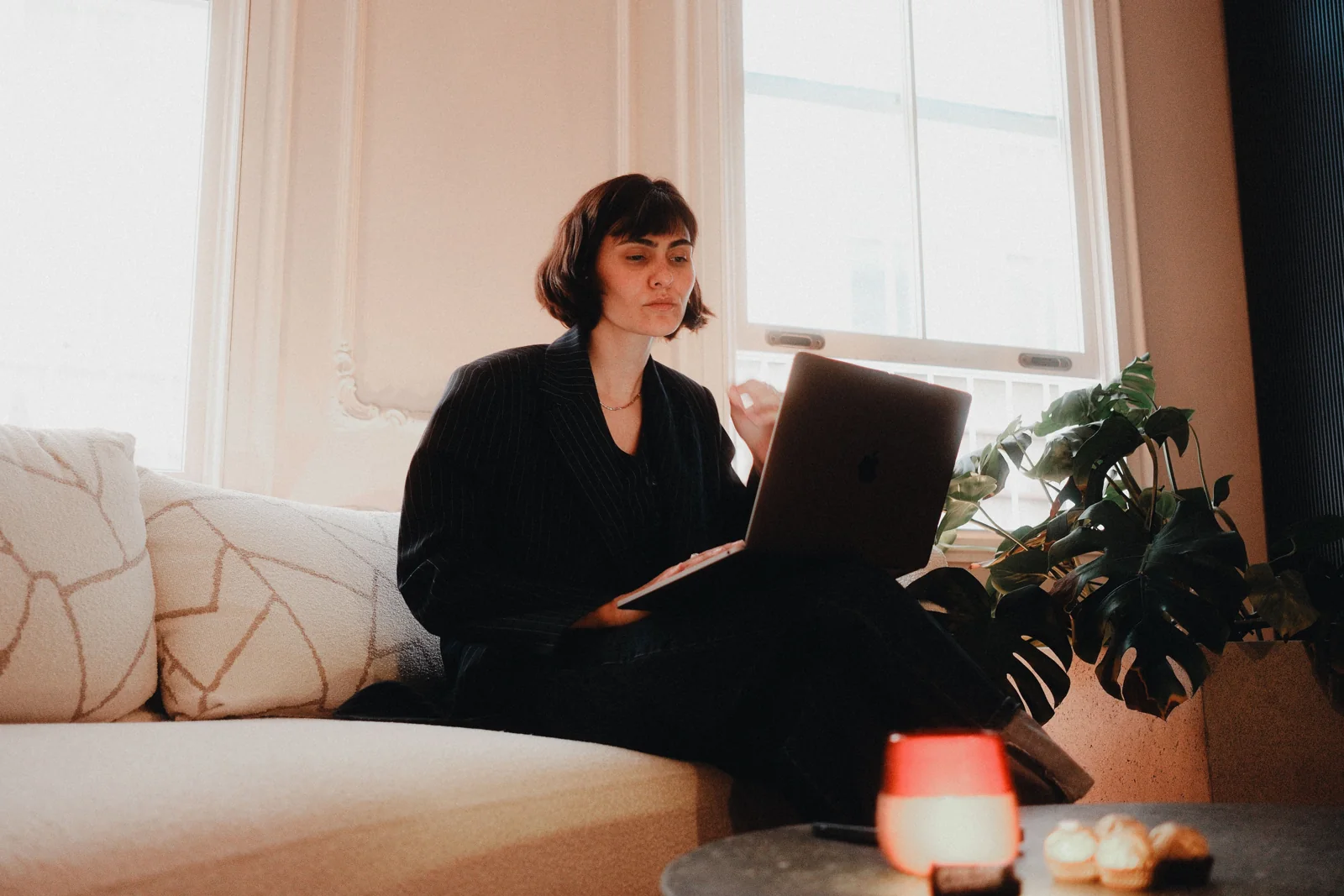 Femme travaillant sur son ordinateur dans un intérieur calme