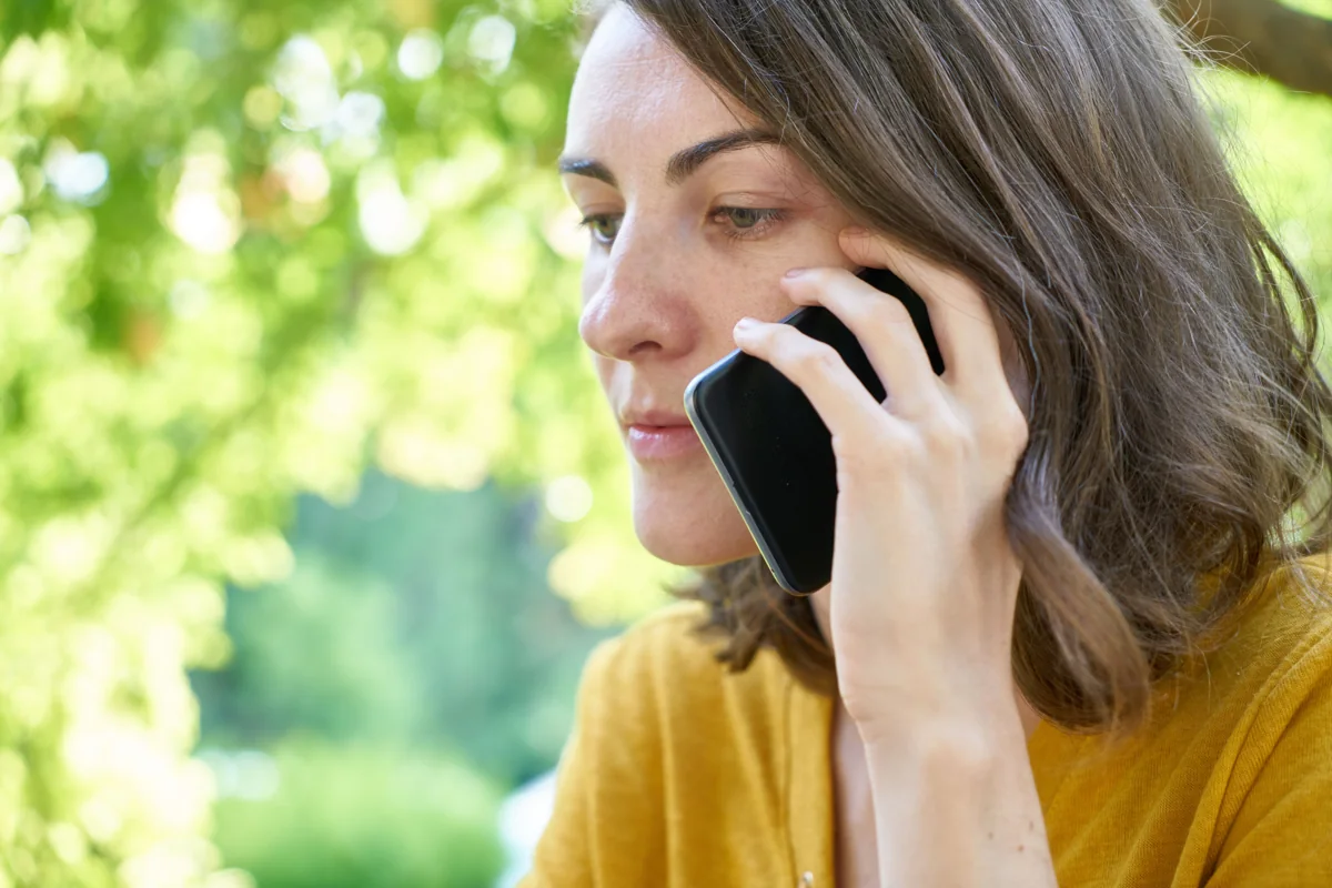 Femme en conversation téléphonique à l’extérieur