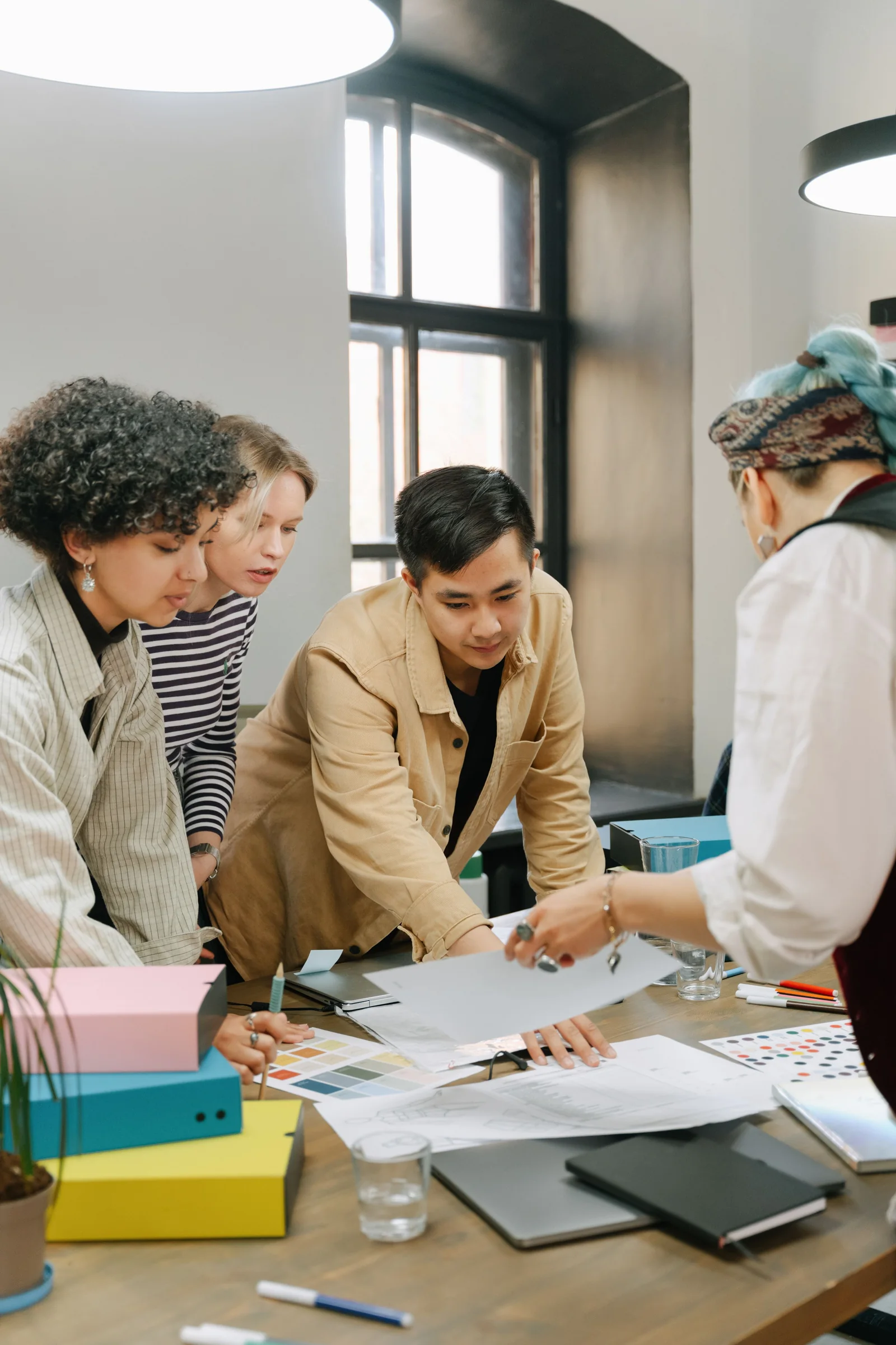 Adultes échangeant autour de documents à une table