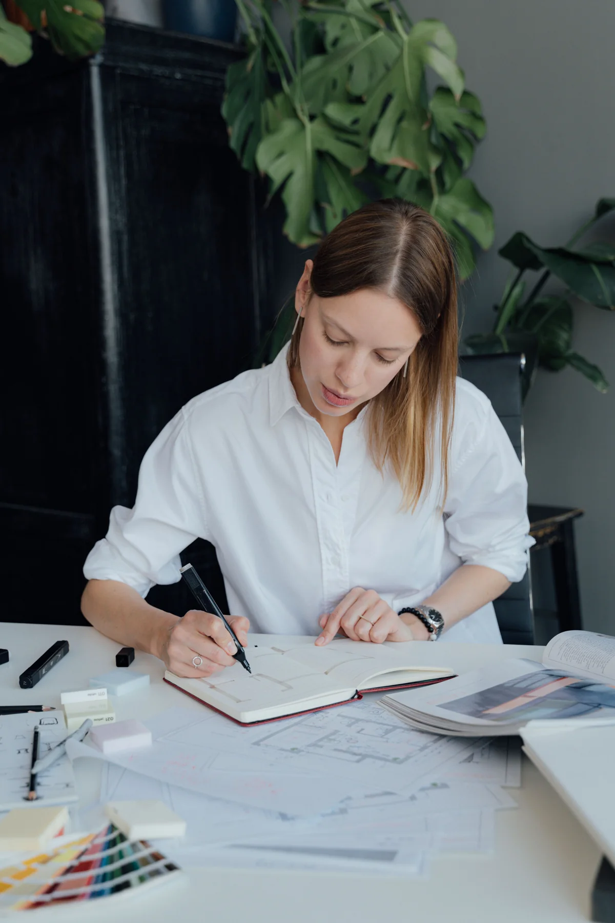 Femme préparant son travail avec des notes et des documents