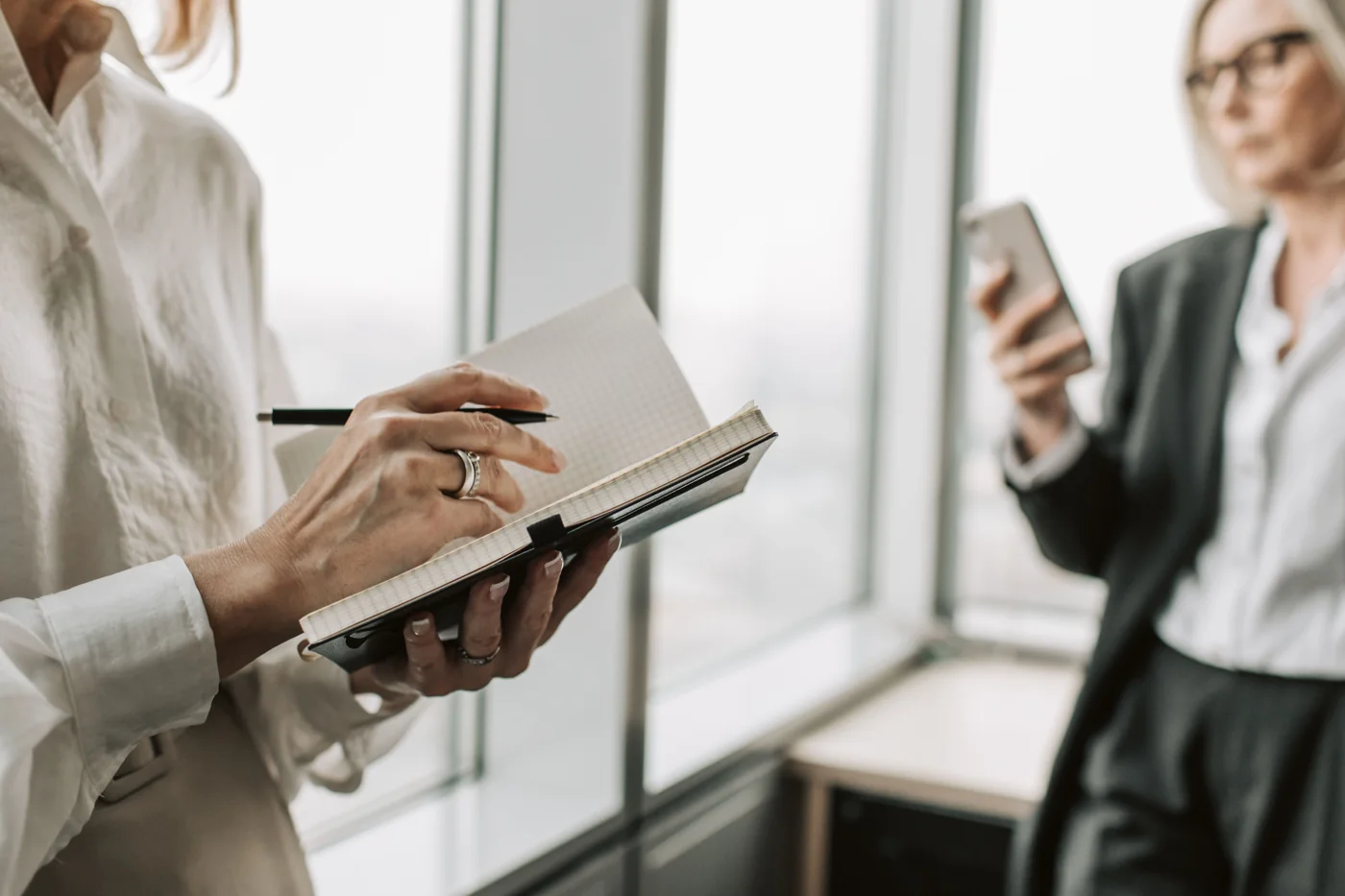 Carnet et téléphone utilisés pour organiser une conversation