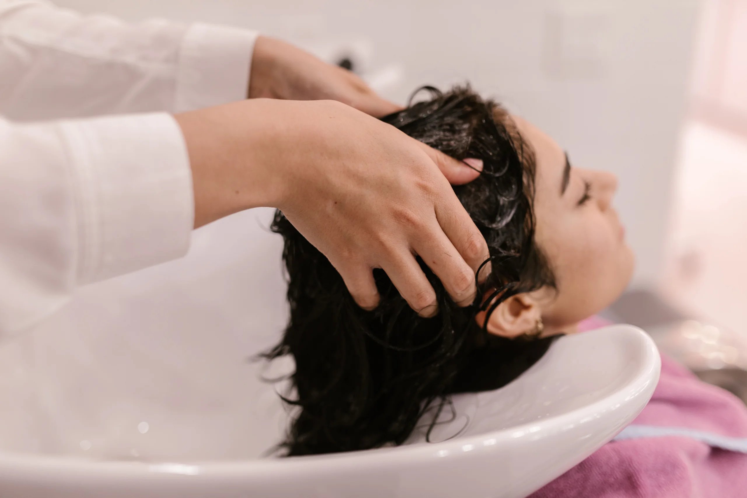 Cheveux mouillés lavés au-dessus d’un bassin