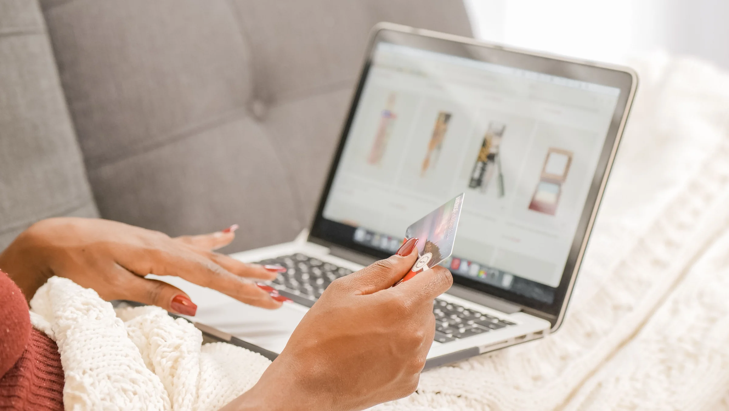 Personne consultant des produits sur son ordinateur à la maison