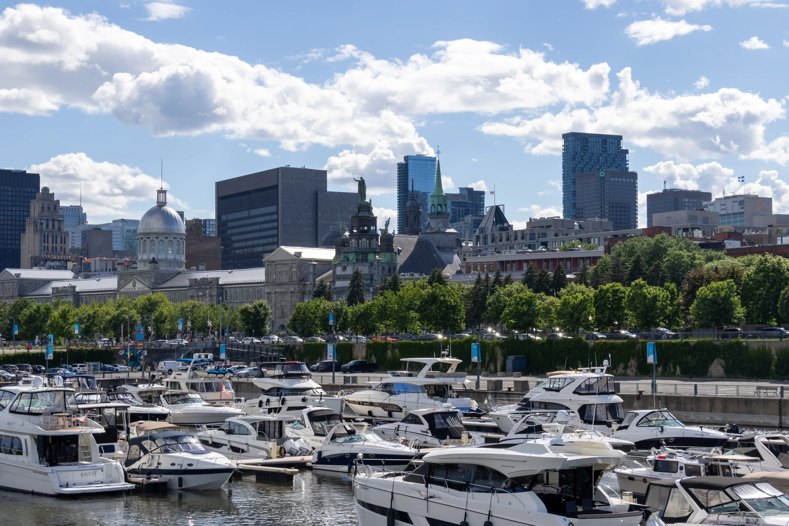 Vieux-Port de Montréal, bateaux et skyline au bord du fleuve