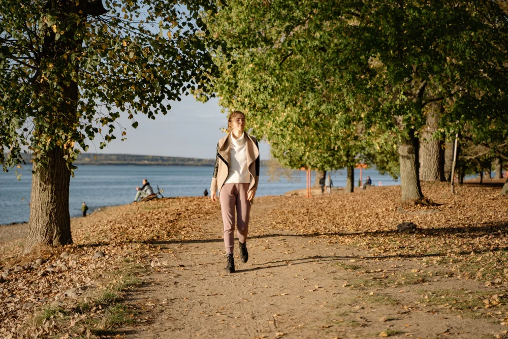 Femme marchant sur un sentier près de l’eau