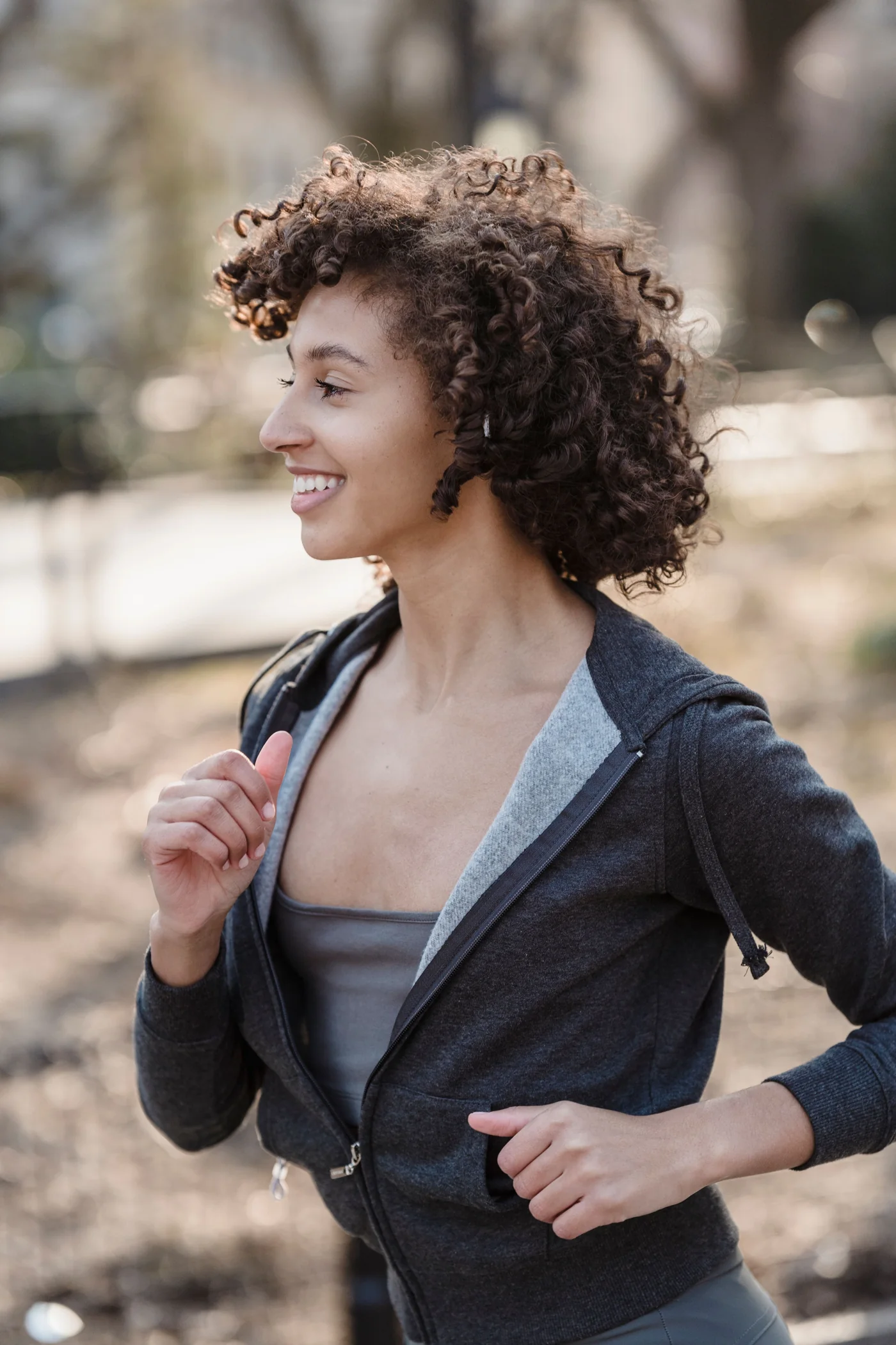 Femme active dans un parc ensoleillé