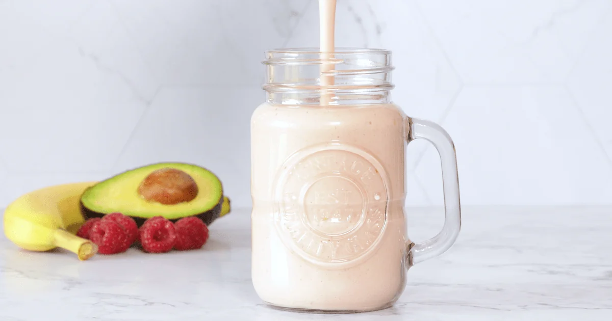 Verre de smoothie clair avec fruits et avocat, inspiration de préparation