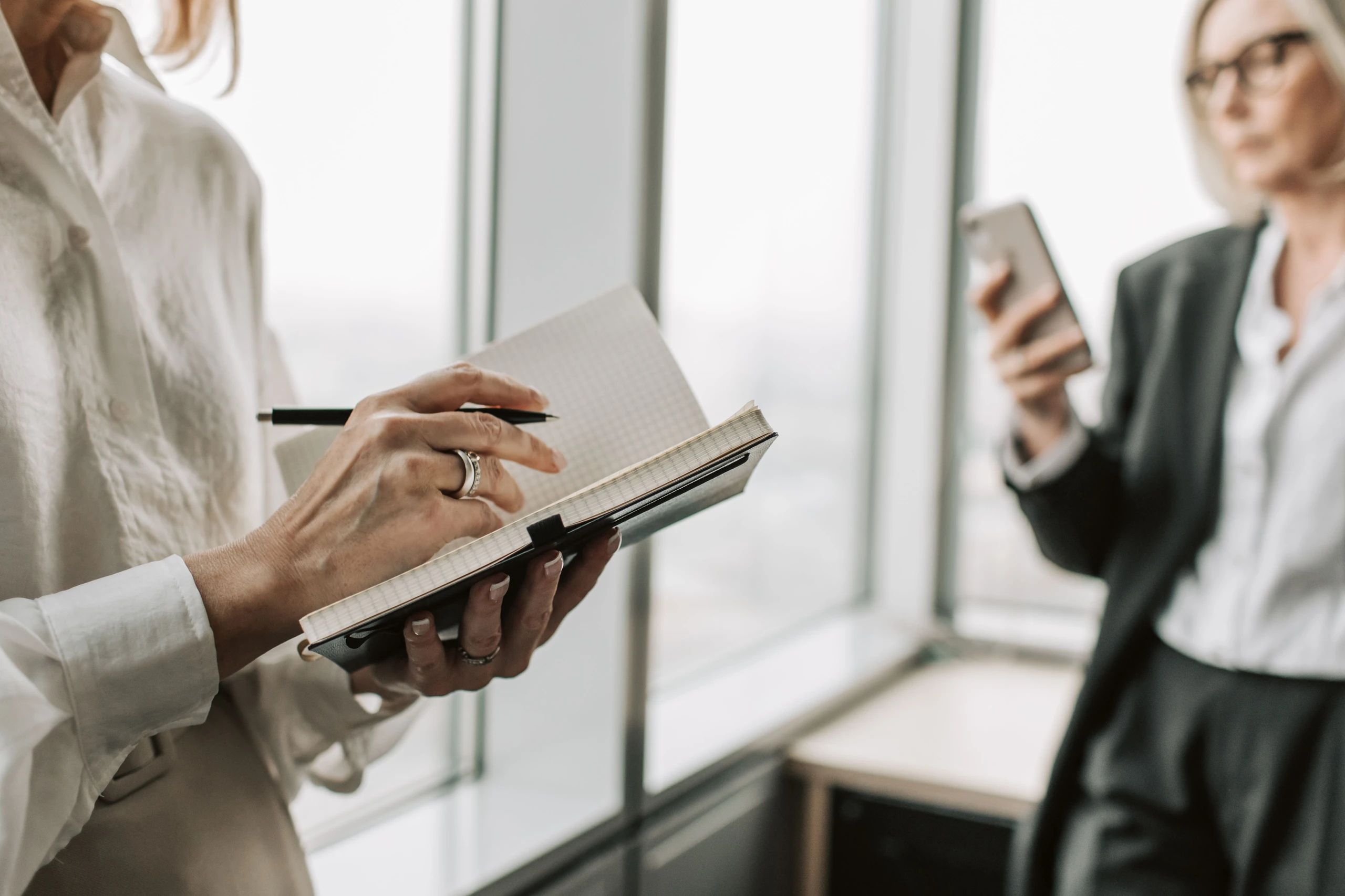 Carnet et téléphone utilisés pour organiser une conversation